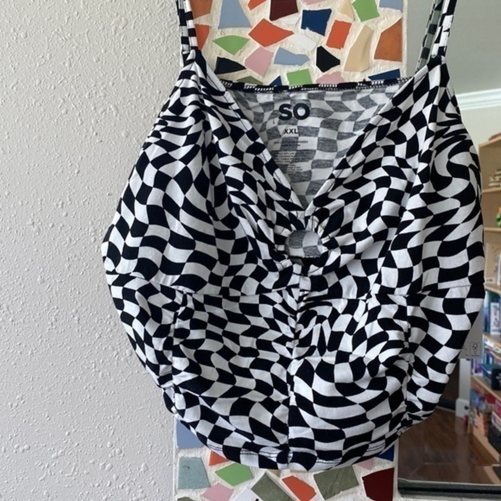 ❤️3 for $15!❤️ Juniors' SO® Cropped Keyhole Tank
by SO